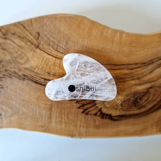 SHIBUI Gua Sha con forma de corazón en cuarzo blanco