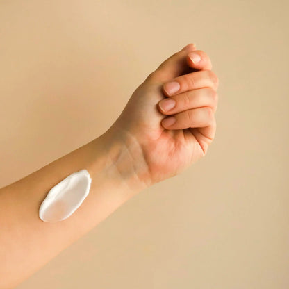 Hyaludrops Loción Corporal Fresa y Karité – Hidratación 72H - 700 ml