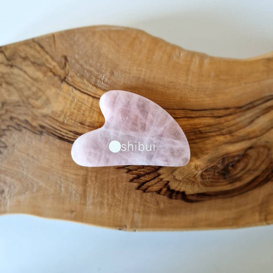 SHIBUI Gua Sha con forma de corazón en cuarzo rosa