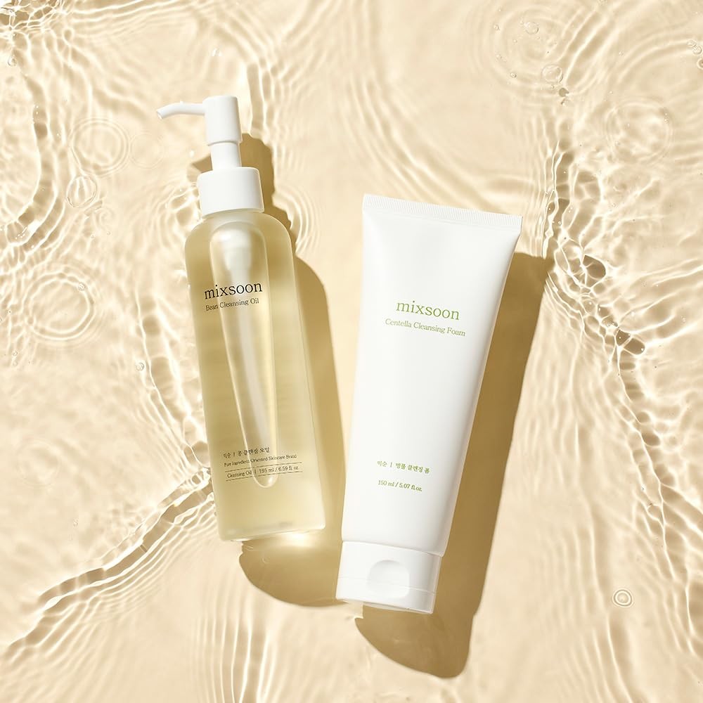 Set de limpieza facial doble paso Sukinkea Cosmetic con aceite de soja y espuma de centella asiática sobre agua.